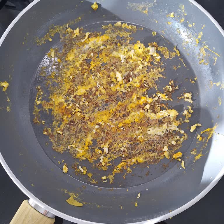 Karaca Züccaciye Swiss Crystal Tava Yapıştırıyor