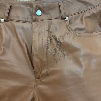 Hediye Deri Pantolon İlk Kullanımda Parçalandı Ve Sipariş Bilgisi Olmadan Çözüm Bekliyoruz