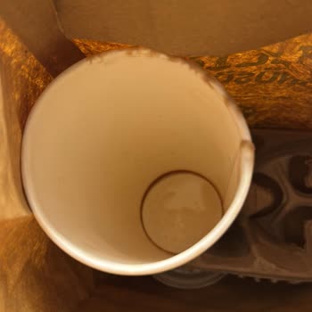 Dökülmüş Kahve Ve Çözüm Sunulmayan Müşteri Hizmeti