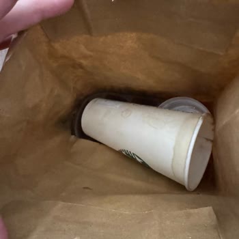 Dökülmüş Kahve Ve Çözüm Sunulmayan Müşteri Hizmeti