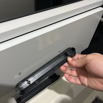 Yanlış Renkli Yatak, Kırık Komodin Kulpları Ve Eksik Kumanda İçin Acil Çözüm Talebi