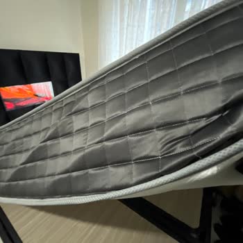 Yanlış Renkli Yatak, Kırık Komodin Kulpları Ve Eksik Kumanda İçin Acil Çözüm Talebi