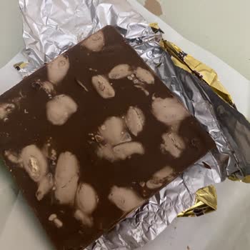 Kare Çikolatalarının İçindeki Renkli Şüpheli Madde Şikayeti