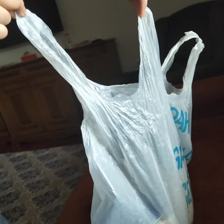 A101 Mağazasında Yırtık Poşet Ve Çözüm Sunmayan Görevli