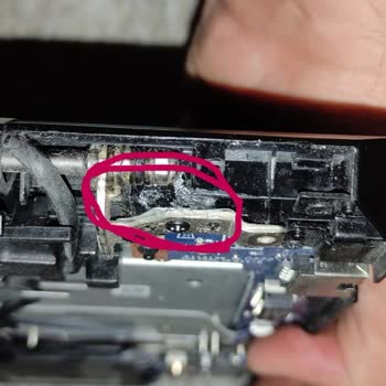 Garanti Süresinde Yetkili Servisin Çözümlemediği Touchpad Ve Menteşe Sorunları