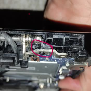 Garanti Süresinde Yetkili Servisin Çözümlemediği Touchpad Ve Menteşe Sorunları