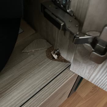 Kelebek Mobilya Çocuk Dolabında Patlak, Müşteri Hatası İddiası Ve Ücret Talebi