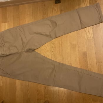 Sağ Paçası Dışa Dönen Pantolon İçin Üretim Hatası Şikayeti Ve Değişim Talebi