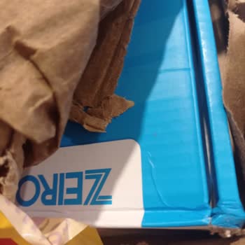 DHL Teslimatında Islak Ve Parçalanmış Kargo Kutusu, Ürün Hasarı Ve İade Talebi