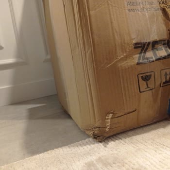 DHL Teslimatında Islak Ve Parçalanmış Kargo Kutusu, Ürün Hasarı Ve İade Talebi