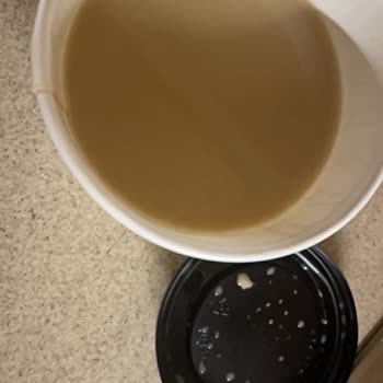 Soğuk Ve Sulu Kahve, Islak Poğaçalar İçin Müşteri Hizmetlerine Ulaşamama