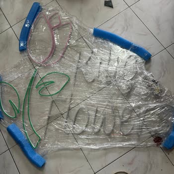 Parçalanmış Neon Tabela Ve Satıcının Sorumluluk Reddi