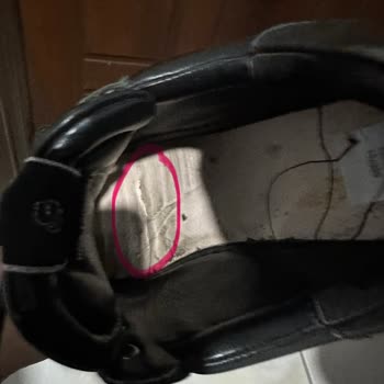 Siyah Karl Lagerfeld Ayakkabısının İç Alt Kısmındaki Yırtık Nedeniyle Değişim Talebi