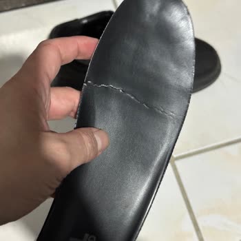 Siyah Karl Lagerfeld Ayakkabısının İç Alt Kısmındaki Yırtık Nedeniyle Değişim Talebi