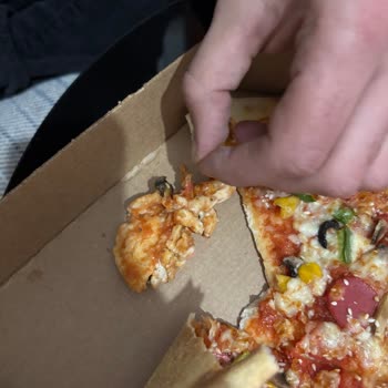 Dominos Şubesinde Hamur İçinde Kıl: Hijyen Sorunu Ve Güven Kaybı