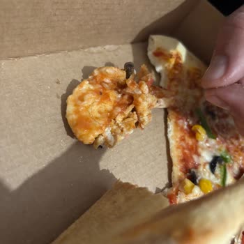 Dominos Şubesinde Hamur İçinde Kıl: Hijyen Sorunu Ve Güven Kaybı