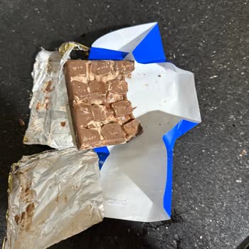 Ülker Fındıklı Çikolatada Eksik Parça Ve Beyaz Lekeler Hijyen Ve Kalite Sorunu