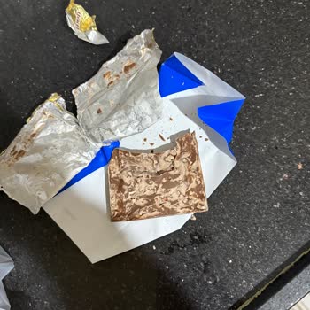 Ülker Fındıklı Çikolatada Eksik Parça Ve Beyaz Lekeler Hijyen Ve Kalite Sorunu