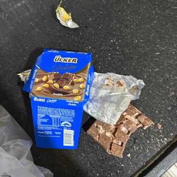 Ülker Fındıklı Çikolatada Eksik Parça Ve Beyaz Lekeler Hijyen Ve Kalite Sorunu