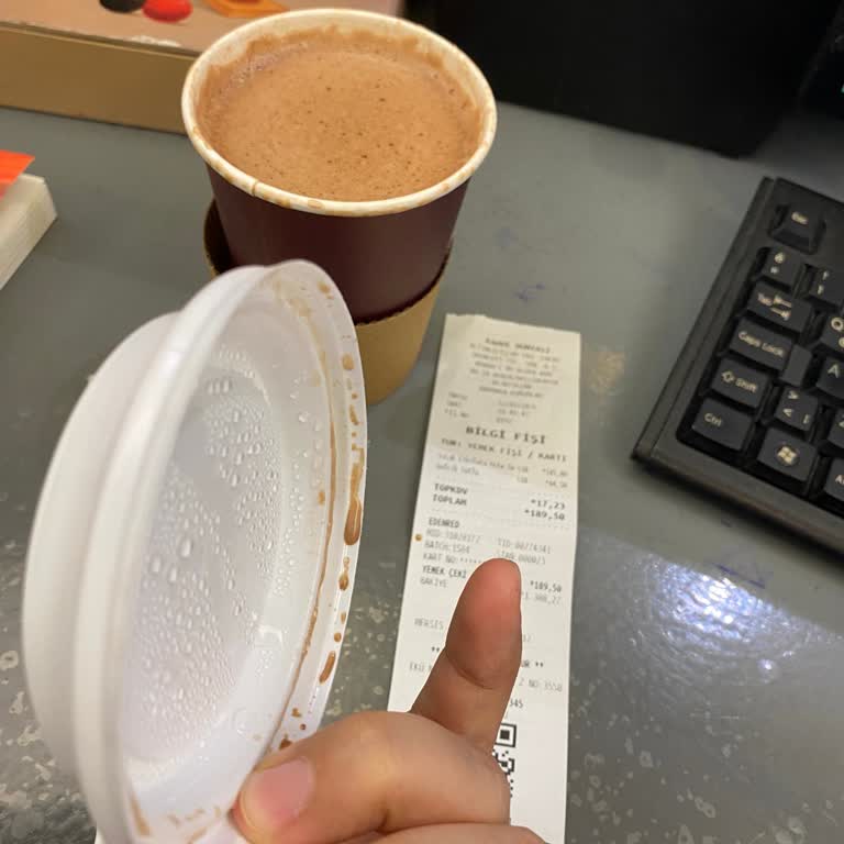 Kahve Dünyası Karton Bardak Sleeve’ı Isıyı Geçiriyor, Plastik Koku İçeri Sızıyor!