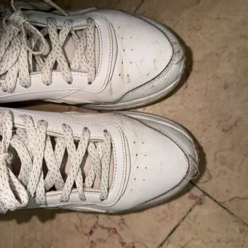 Ayakkabının Ön Dikişi Açıldı, Mağaza Üretim Hatası Olmadığını Söylüyor