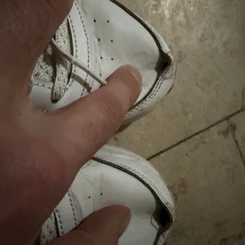 Ayakkabının Ön Dikişi Açıldı, Mağaza Üretim Hatası Olmadığını Söylüyor