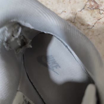 Üç Ayda Ayakkabı Çöp Oldu, Firmadan Sorumluluk Reddi