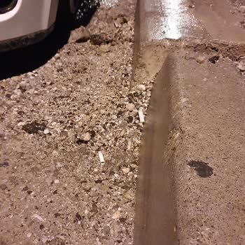 İzsu Çalışması Sonrası Kaldırım Taşları Çıkıntılı, Araçlar Zarar Görme Riski Altında