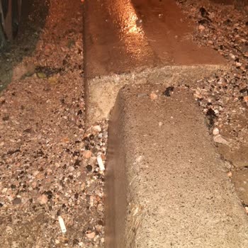 İzsu Çalışması Sonrası Kaldırım Taşları Çıkıntılı, Araçlar Zarar Görme Riski Altında