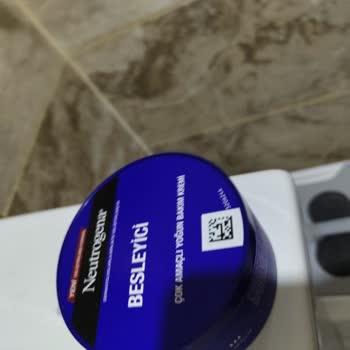 Neutrogena Besleyici Krem Emilmiyor Ve Yapışkan Kalıntı Bırakıyor