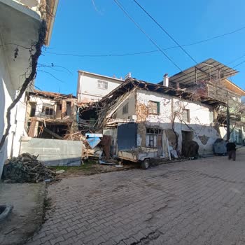 İcikler Mahallesi Metruk Ahşap Evler Hemen Yıkılmalı