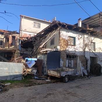 İcikler Mahallesi Metruk Ahşap Evler Hemen Yıkılmalı