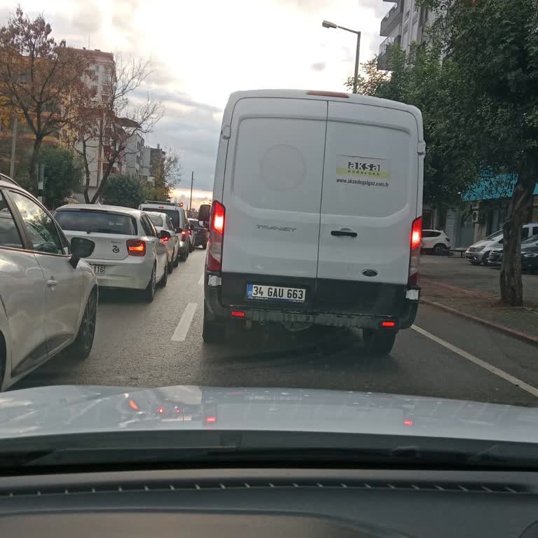 Aksa Doğalgaz Şoförünün Tehlikeli Manevraları Ve Yüksek Sesli Müzik