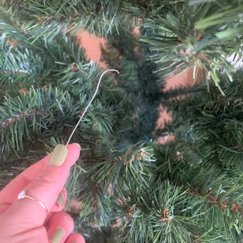 İstanbul IKEA Yılbaşı Ağacının Keskin Dalları Ve Metal Parçaları Güvenlik Tehlikesi Oluşturuyor