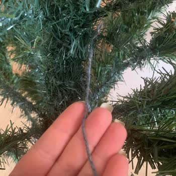 İstanbul IKEA Yılbaşı Ağacının Keskin Dalları Ve Metal Parçaları Güvenlik Tehlikesi Oluşturuyor