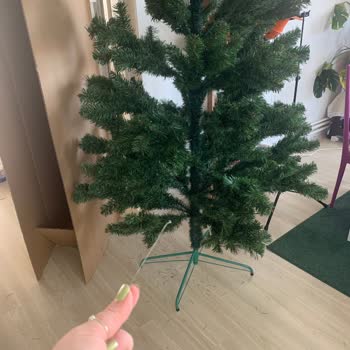 İstanbul IKEA Yılbaşı Ağacının Keskin Dalları Ve Metal Parçaları Güvenlik Tehlikesi Oluşturuyor