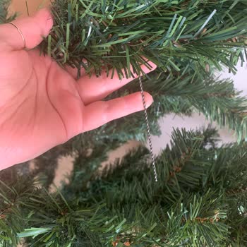 İstanbul IKEA Yılbaşı Ağacının Keskin Dalları Ve Metal Parçaları Güvenlik Tehlikesi Oluşturuyor