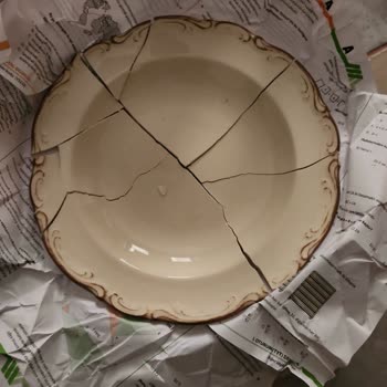 Sürat Kargo'nun Dağıtım Elemanlarının Özensizliği Nedeniyle Kırılan Tabaklar