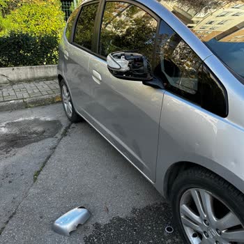 Kırık Dikiz Aynası Ve Güvenlik Riski İçin Fiba Sigorta'dan Acil Çözüm