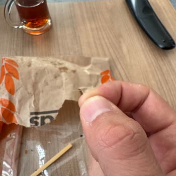 Dereotlu Poğaçanın İçinde Bulunan İplik Parçası Hijyen Endişesi Yarattı