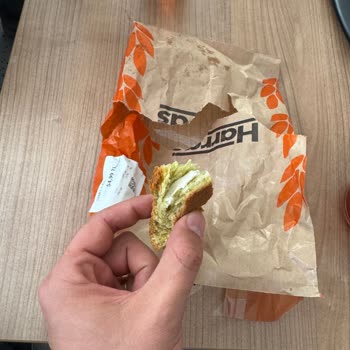 Dereotlu Poğaçanın İçinde Bulunan İplik Parçası Hijyen Endişesi Yarattı