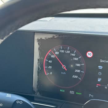 Hyundai Kona Elektrik Multimedya Ekran Soyulma Ve Deformasyon Garanti Kapsamında Değişim Talebi