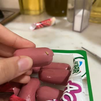 Pınar Aç Bitir Sosis Salam'ın İçinden Kurt Çıktı!