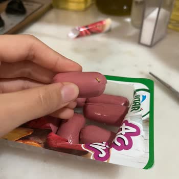 Pınar Aç Bitir Sosis Salam'ın İçinden Kurt Çıktı!