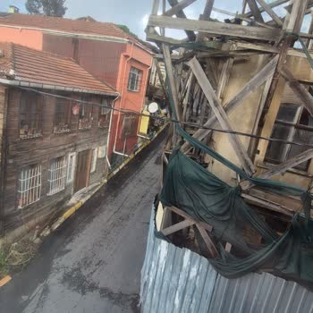 Sarıyer'de Çökme Tehlikesi Oluşturan Binaya Acil Yıkım Talebi