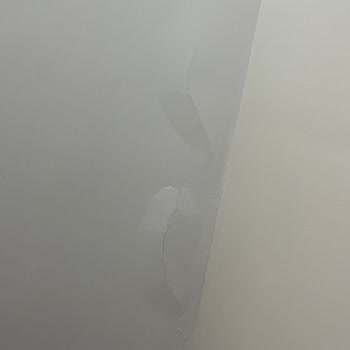 Çatı Ve Banyodaki Sürekli Su Sızıntısı Ve Çatlak Duvarlar