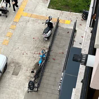 Çatı Ve Banyodaki Sürekli Su Sızıntısı Ve Çatlak Duvarlar