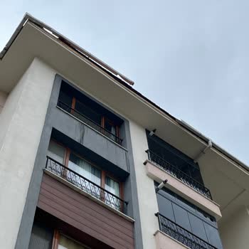 Çatı Ve Banyodaki Sürekli Su Sızıntısı Ve Çatlak Duvarlar