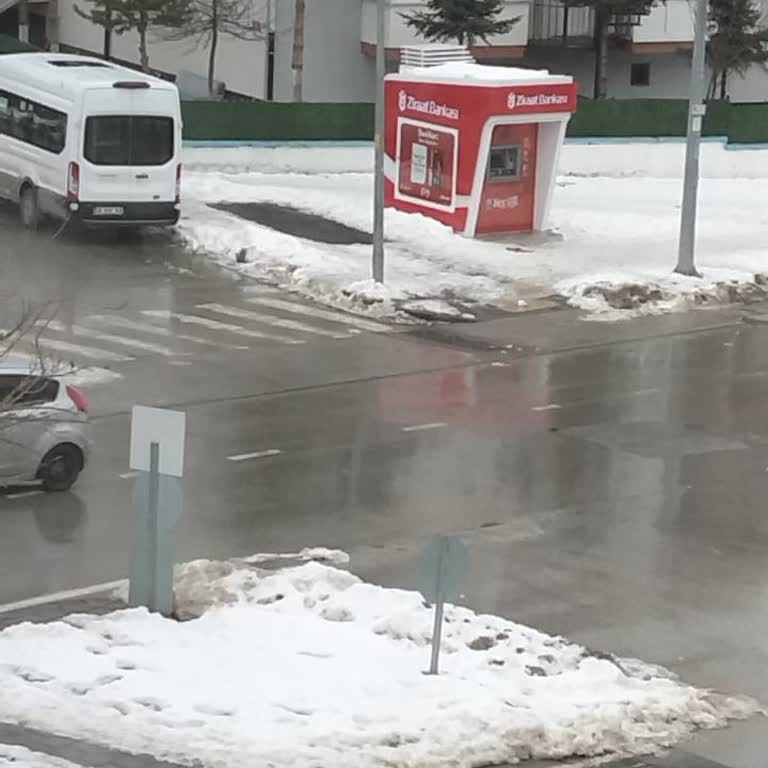 Beşler Market Karşısındaki Elektriksiz ATM Mahalle Sakinlerini Mağdur Ediyor