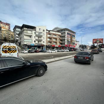 Plansız Kaldırım Düzenlemesi Trafiği Ve Yaya Geçişini Zorlaştırıyor